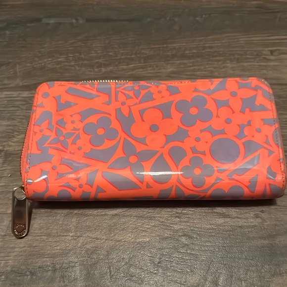 Louis Vuitton Handbags - Louis Vuitton Peach and Gray Wallet